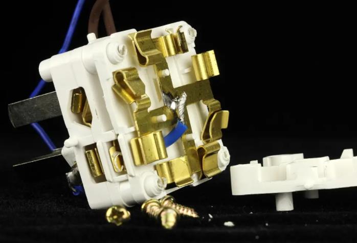 松下|明明大牌却很“平价”！松下推USB10A“魔方”插座，多功能才23元