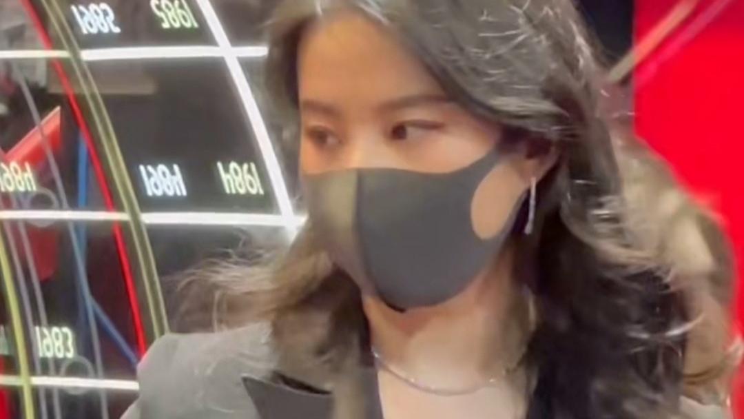 杨幂|刘亦菲化身“修表匠”现身宣传会，穿西装干练十足，生图太绝了