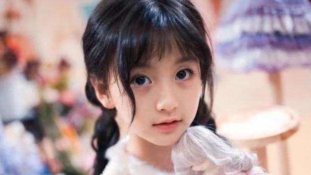 关晓彤|11岁女孩，因颜值太高被禁止“整容”，日常浓妆惹热议，网友：太早熟