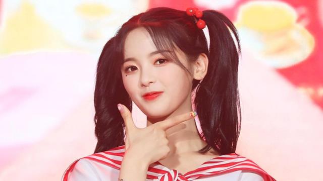 杨超越|杨超越自曝曾被孤立，遭踹心窝，被扇到满嘴是血，直言挨打要反击