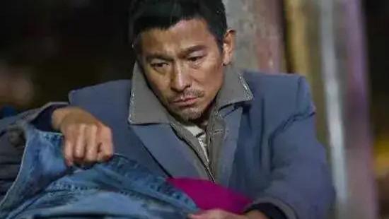 刘德华|刘德华拍《失孤》蹲地上吃盒饭，小鲜肉却耍大牌：这饭是人吃的么？