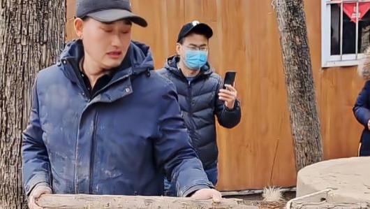 朱之文|大衣哥朱之文玩起了新花样，爱上推石磨，一群人拍摄他乐在其中！