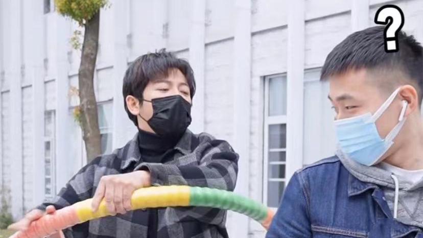 姜涛|歌手胡海泉惹争议！边排队做核酸边转呼啦圈，撞到前方路人还大笑