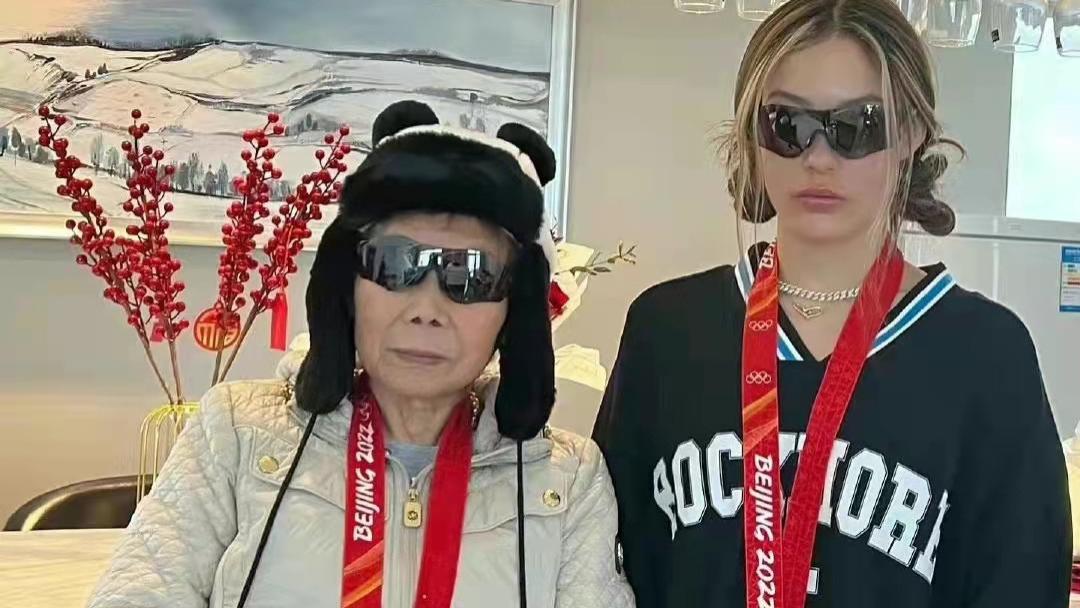 谷爱凌|谷爱凌与外婆合影留念，两人佩戴奖牌超级酷，黑色墨镜装扮太有范