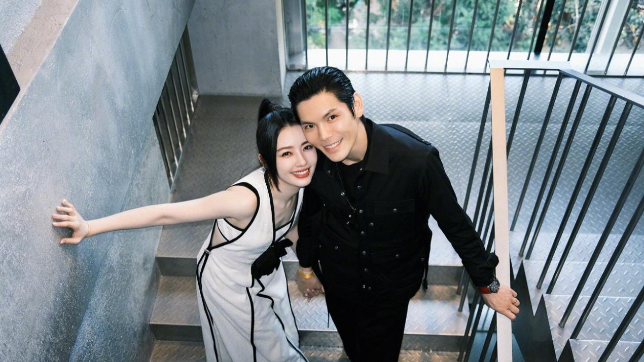 向佐|郭碧婷爸爸晒晚餐，暗示向佐已抵台陪产，对女婿礼物赞不绝口