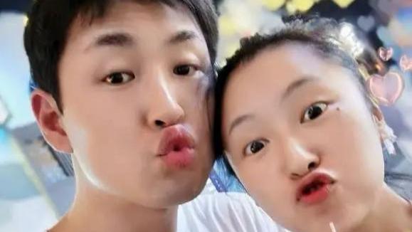 王彦霖|32岁王彦霖艾佳妮升级成父母！网友却关心杨洋：满月酒一定要赶上