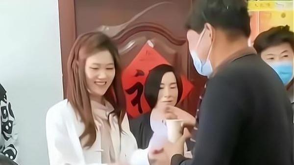 陈亚男|朱小伟“新媳妇”开通社交账号，晒豪车，秀恩爱