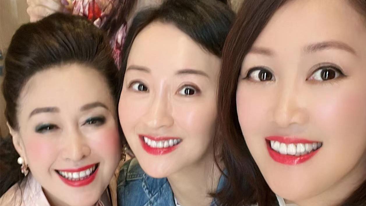 梁佩瑚|梁小冰晒港圈女神聚会照，众人畅饮香槟心情好，年过半百仍冻龄