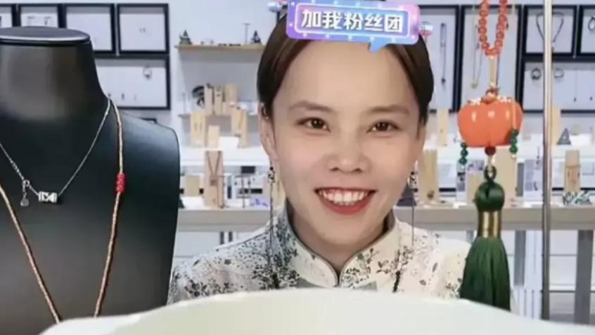 姚策|熊磊回到景德镇，热度赶超云昊潘克，穿旗袍笑靥如花，网友：三拒