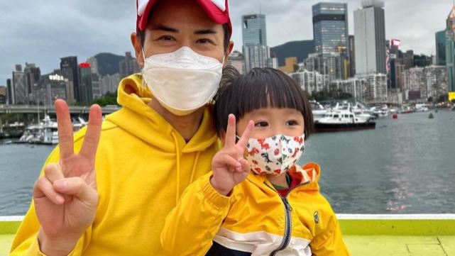 郑嘉颖|郑嘉颖继续停工在家陪儿子 抱着大儿子父子俩一起摆同款手势合影