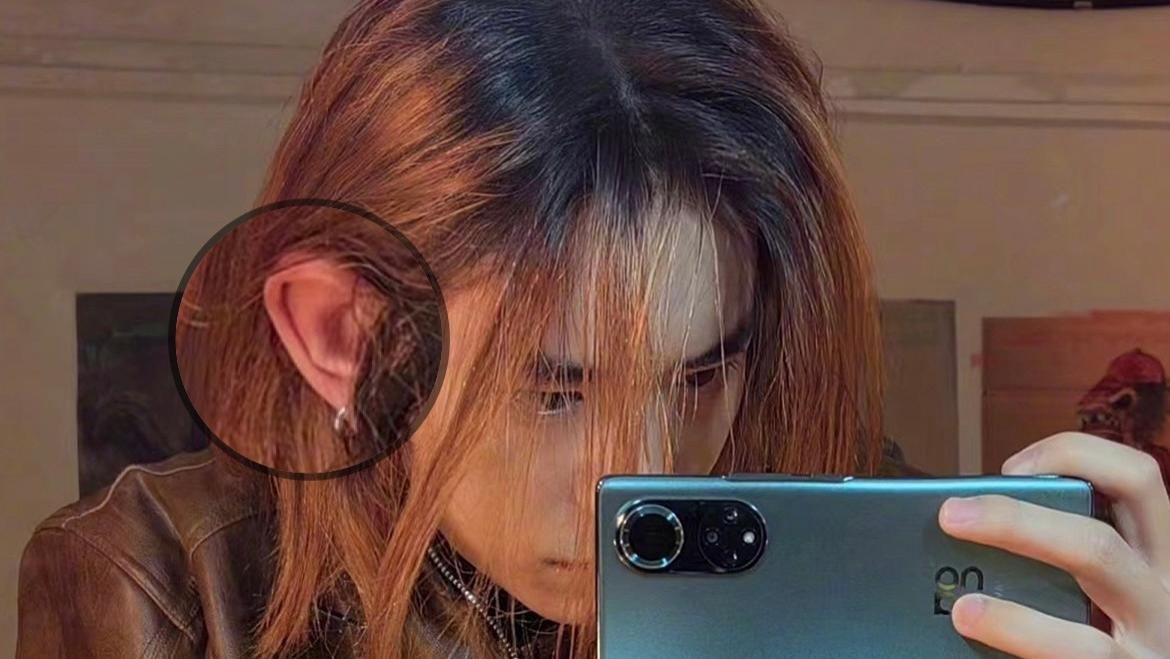 易烊千玺|狂野少年！易烊千玺晒长发对镜自拍，竟然还带耳夹了