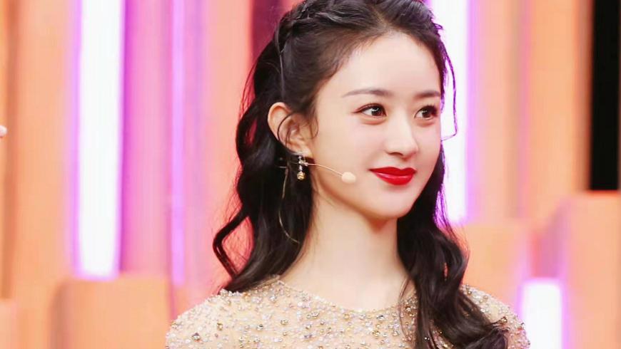 赵丽颖|赵丽颖春晚送祝福！穿香槟碎钻裙造型封神太惊艳，口红色号火出圈