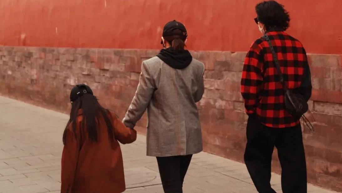 戚薇|李承铉一家三口游故宫，7岁lucky长腿抢镜，戚薇疑怀二胎孕味十足