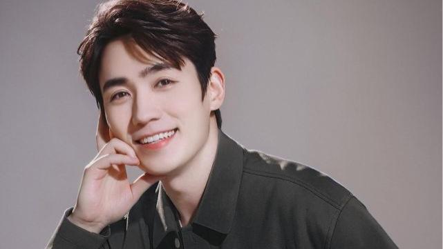 朱一龙|双标现场！朱一龙被曝吸烟视频，网友评论与当年的王源截然不同。