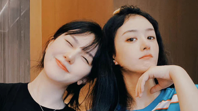 赵丽颖|赵丽颖长沙约会好友，穿男款T恤全程牵手闺蜜情谊浓，鼻尖美人极具特色