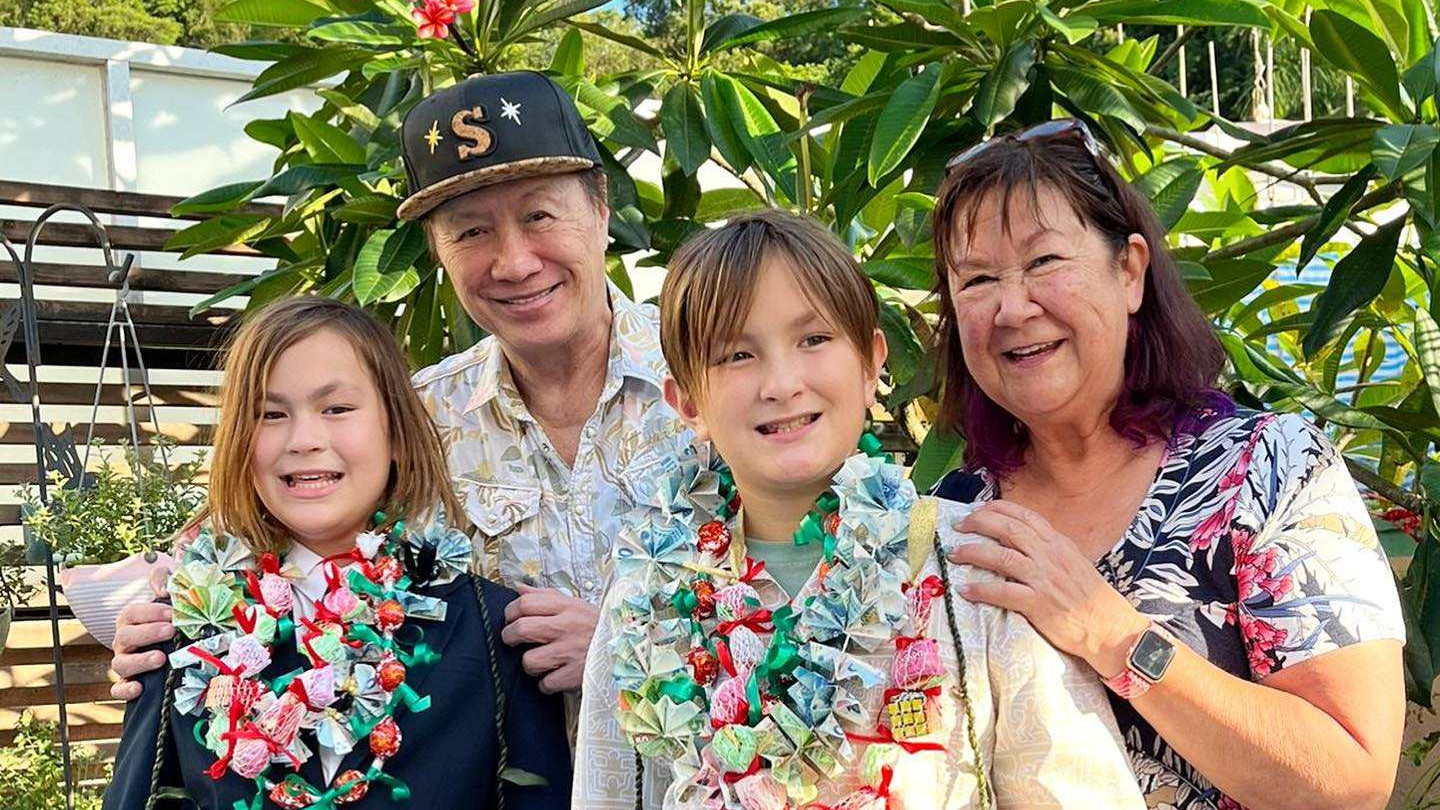 许冠杰|歌王许冠杰一家六口现身，混血妻子身材发福，双胞胎孙子似外国人