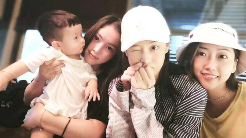 张馨予|张馨予晒出与宝宝的合照，婚后生活太滋润，36岁被何捷宠成小孩