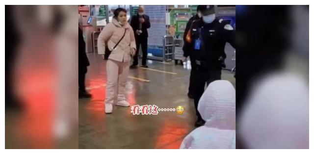 太心酸了！父亲拿女儿2000块钱，女儿穿睡衣追到火车站打父亲