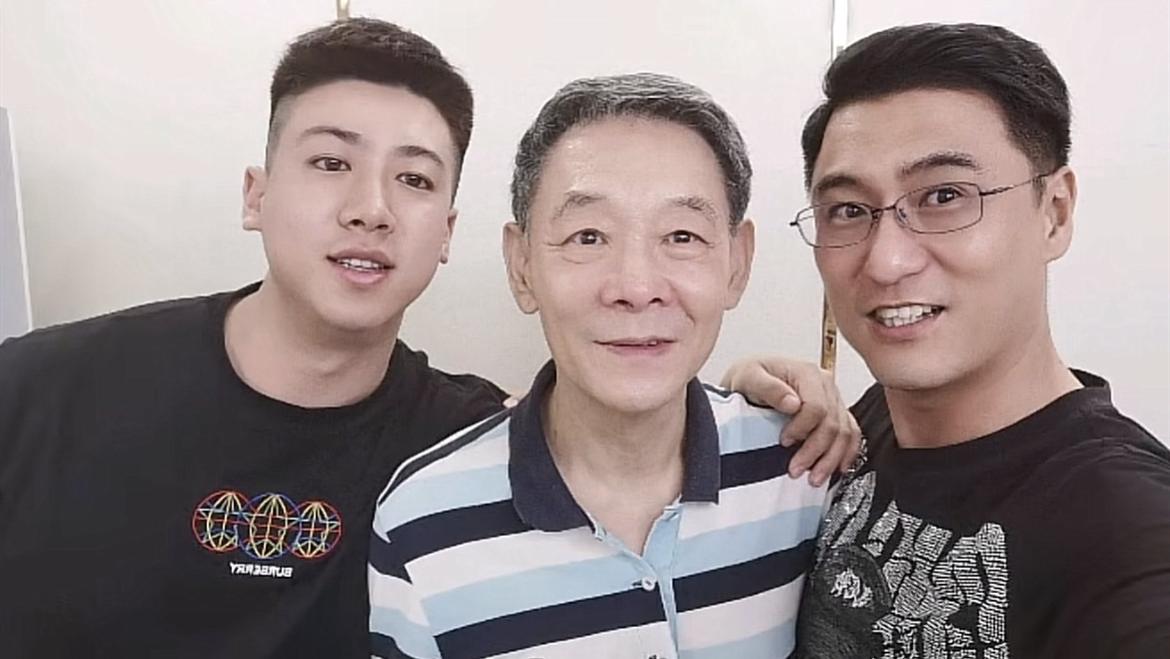 李光复|老戏骨李光复俩儿子近照曝光！长子热衷于打高尔夫，次子高大帅气