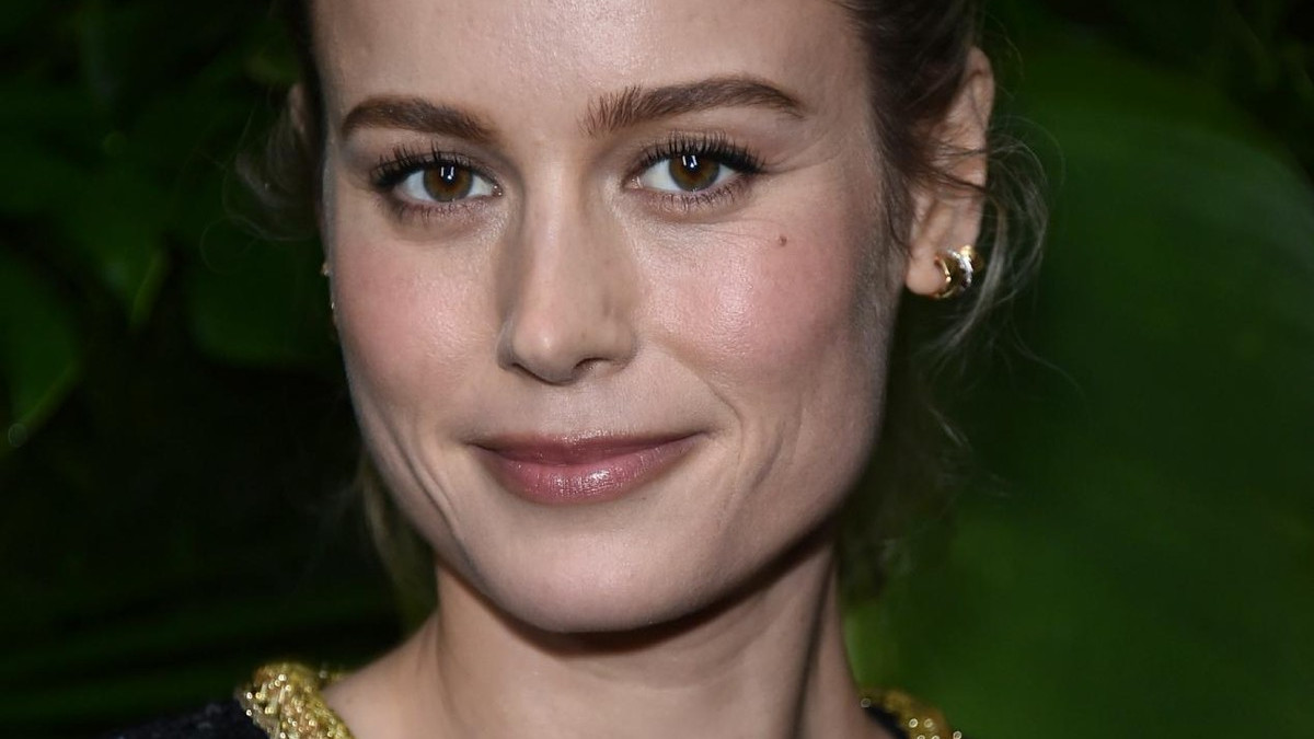 电影|惊奇队长亮相奥斯卡派对，黑金套装好吸睛，网友：好像假笑男孩