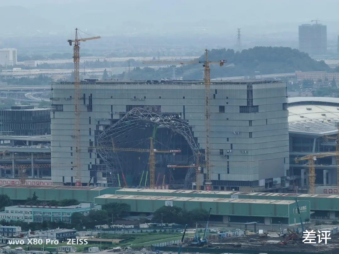 相机|都卖四五千的价格,到底谁才是2022年的拍照手机联名之王?