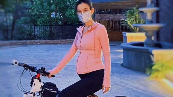 卢靖姗|卢靖姗晒骑车照，孕肚明显状态佳，天鹅颈大长腿好抢眼！
