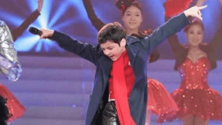 阿尔法|他7岁出场费就5万，9岁踏上春晚，如今只能在商场卖唱