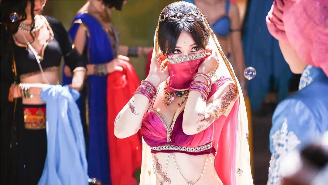 柳岩|柳岩37岁拍戏旧照曝光，穿露脐装身姿曼妙，焦点却都在脸上