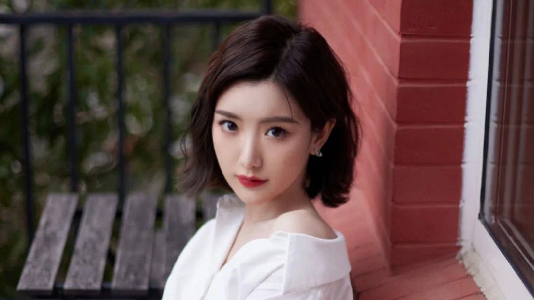 发型 ?建议中年女人，远离这3种“发型”！显老还拉低气质，很多人都留过