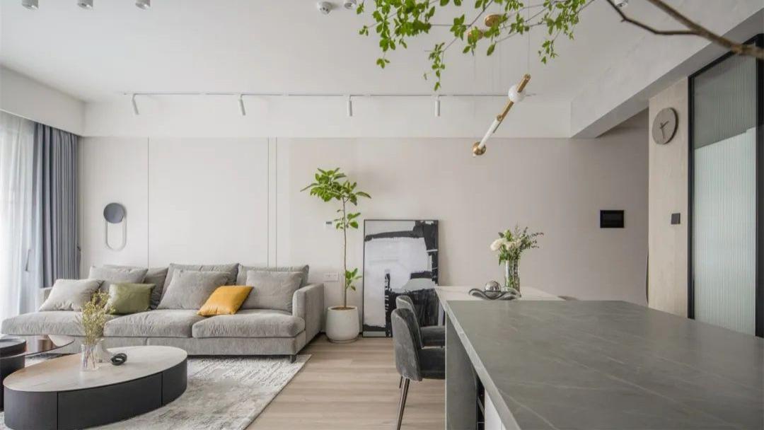 森系自然感：无主灯+白灰木色、这个三口之家收纳力满级了！