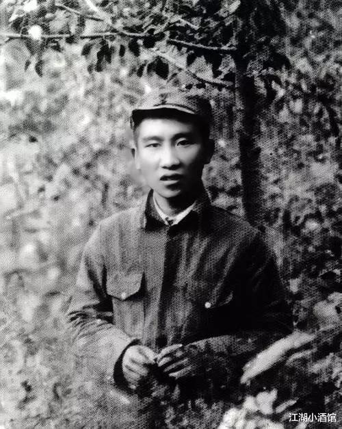 任弼时遇到一“乞丐”, 紧握他的手哽咽: 我们已为你办过追悼会了