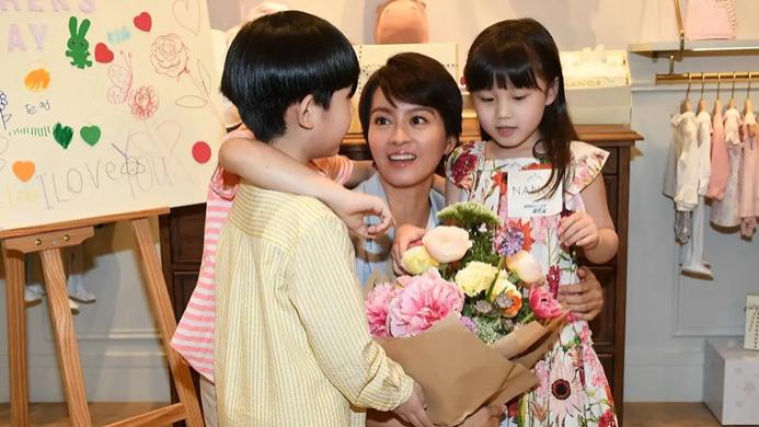 |梁咏琪参加母亲节活动，穿西装配短裤秀身材，齐耳短发形象变化大