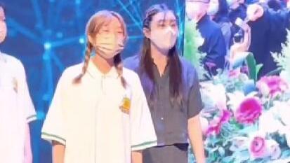 t恤 王祖贤罕见登台表演，穿T恤扎马尾做回小女人，55岁单身真太可惜