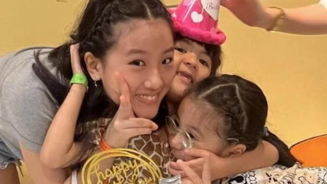 贾静雯|贾静雯晒一家5口合影，大女儿与继父同框显拘谨，小女儿恃宠而骄