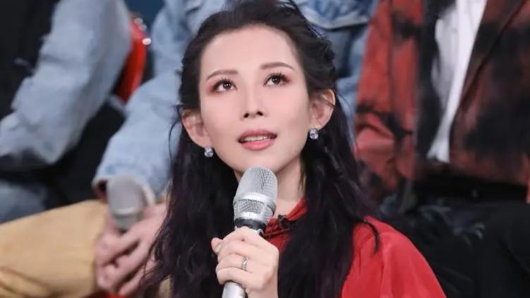 蔡少芬|蔡少芬张晋举家返港，上海千万豪宅放租，网友：捞完就走？