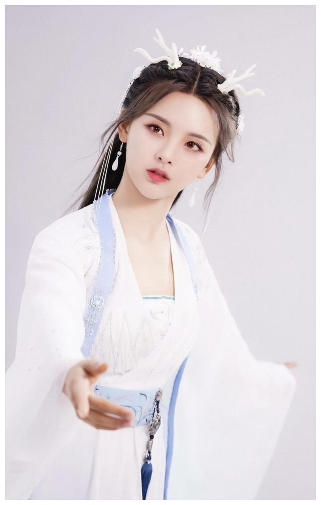 杨超越|杨超越的“小龙女”造型，刷新了我对她“美貌”的认知