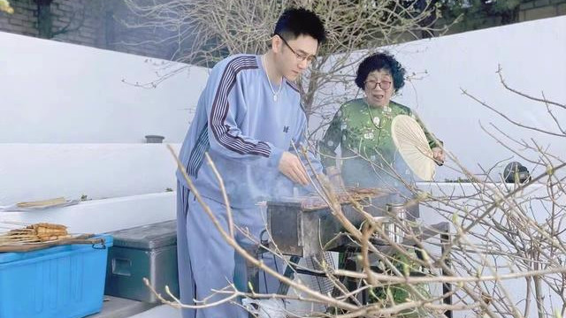 林依轮|林依轮夫妇为母亲庆生：本人亲自烧烤，老婆西华手工缝制旗袍