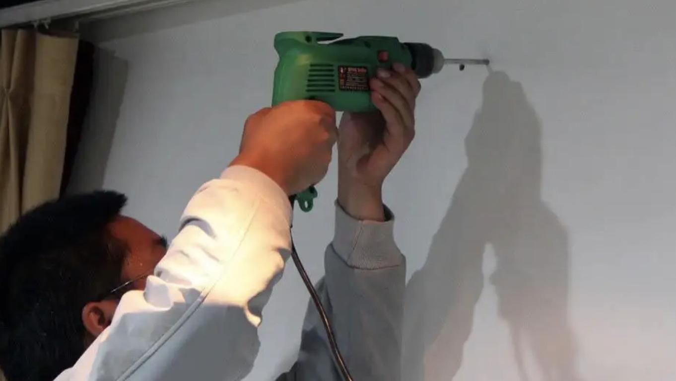 墙上钻孔“淘汰”了，国产“液体钉”问世，不伤墙体比电焊还牢固