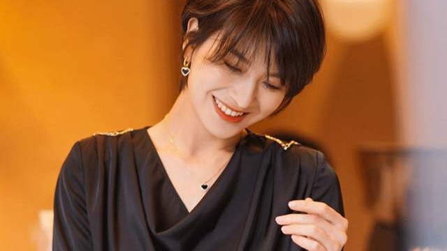 穿衣搭配|春季御姐范穿搭，高级黑色荡领衬衫