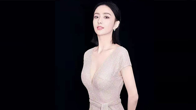 佟丽娅|佟丽娅穿尖领长裙拍大片，被质疑秀身材博眼球，身形饱满成了槽点