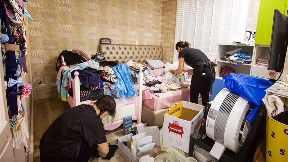 一家三口99㎡的家实在太乱，杂物如山，请9名整理师7小时收拾干净