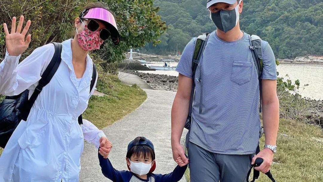 胡杏儿|胡杏儿夫妇带俩儿子去捡贝壳，亲子活动温馨有爱，奕霖累到走不动