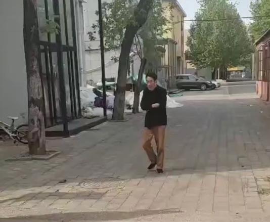 杨少华|杨少华现身天津某市场，皱纹多到眼睛都难以睁开：88岁真的老了