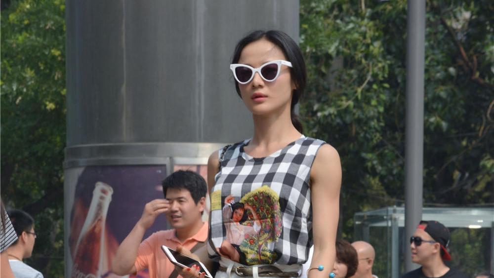 细跟凉鞋搭配短裤，精致的美女这样搭配更好，穿搭也要有点想法