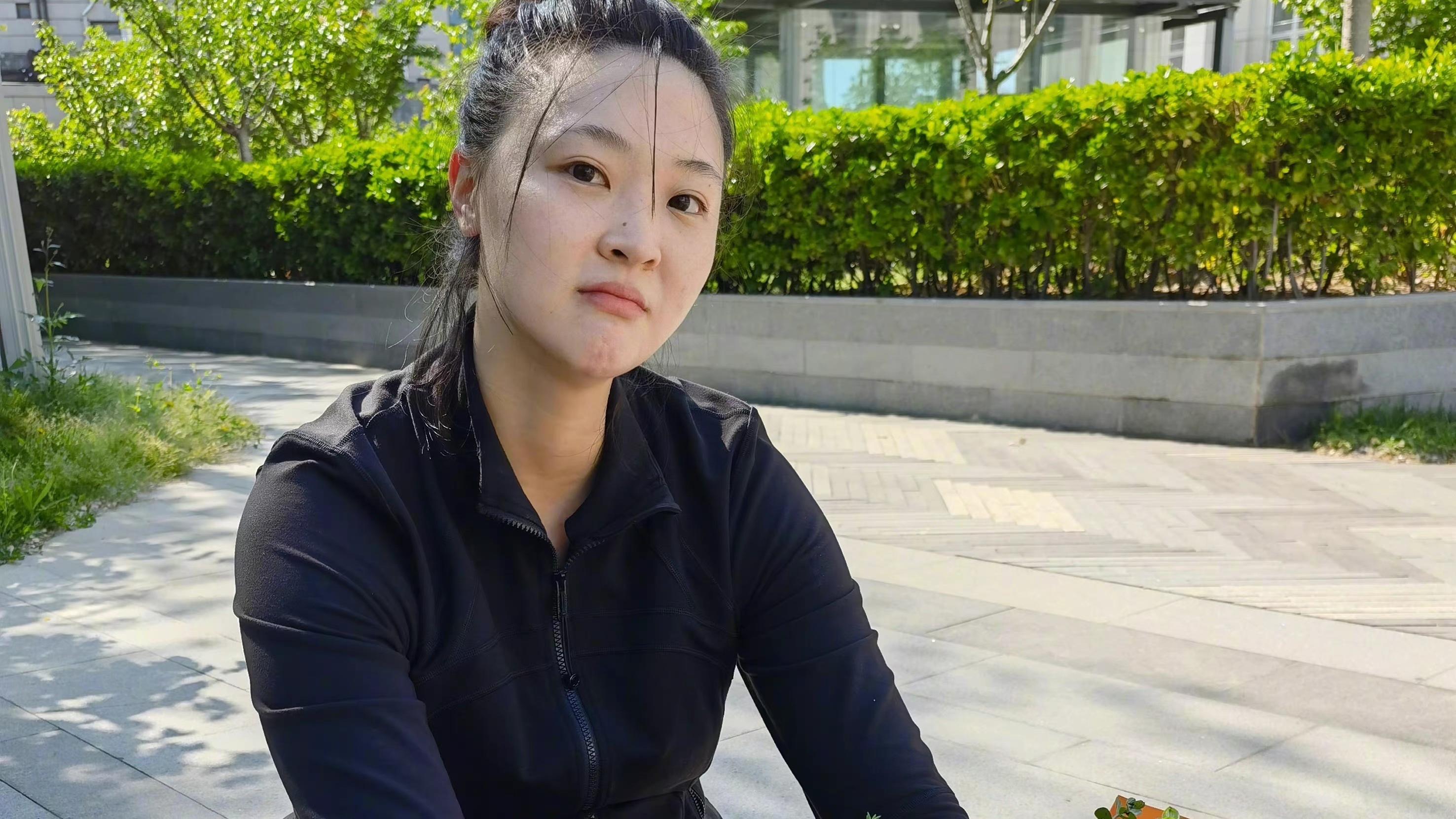 惠若琪|惠若琪发展新爱好，晒照庆祝结婚四年，丈夫抱娃“腼腆”站身后