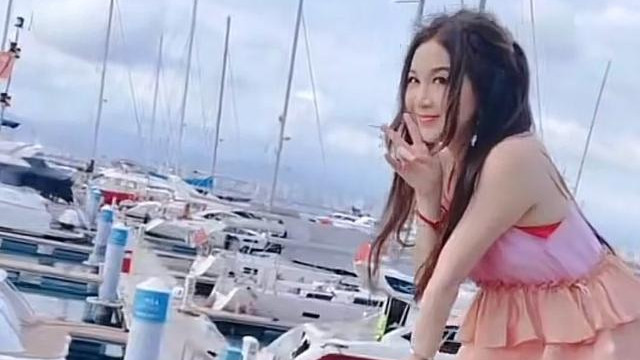 温碧霞|55岁温碧霞近照好嫩，站豪车上凹造型像少女，穿长裙164身高像150