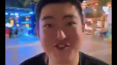 赵本山|赵本山儿子三亚度假太潇洒，当场热舞兴致高，戴绿松石被指责炫富