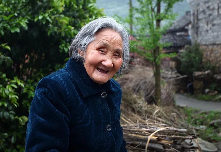 孩子，是母亲十月怀胎，掉下来的