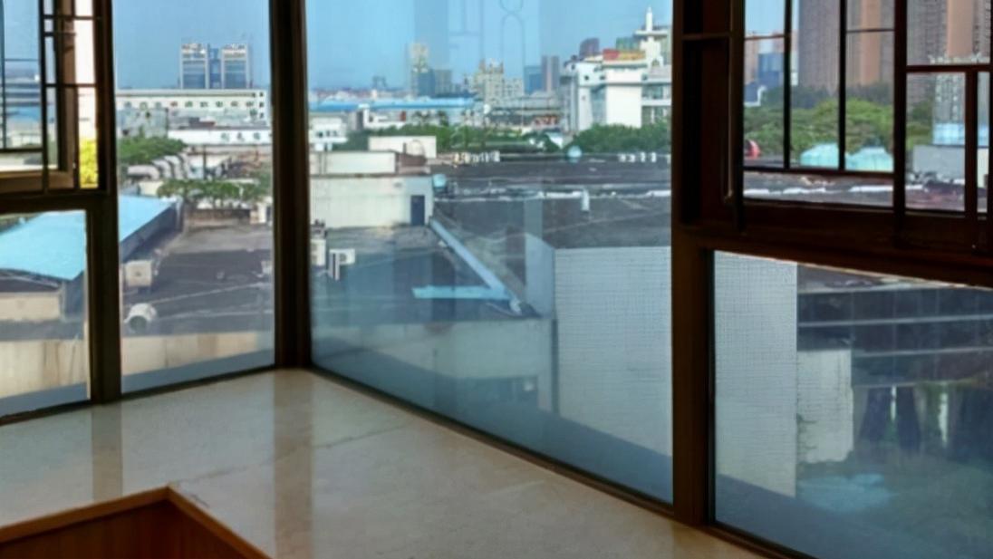 越来越多的人窗户不挂窗帘了，都流行贴这种材料，既好看又省钱