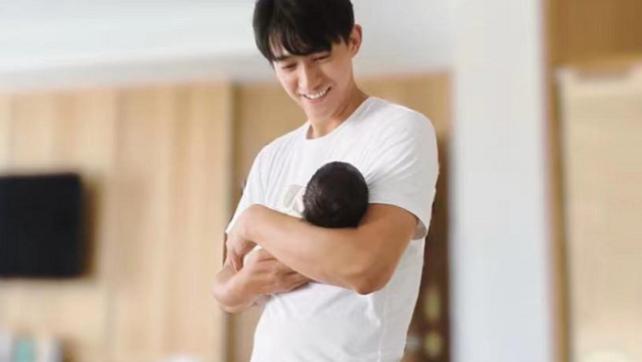李子峰|李子峰晒一家三口叠手照官宣老婆产子，双手抱娃笑容满溢，超有爱